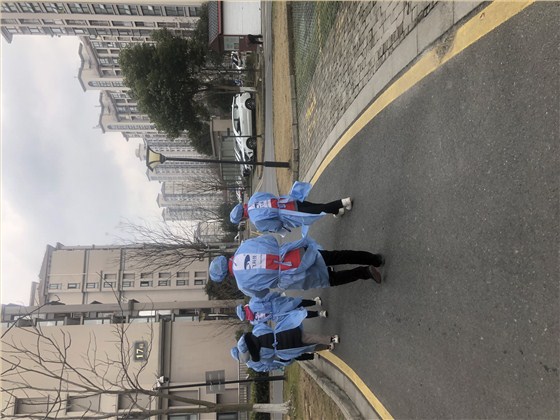 守望相助 携手抗疫丨腾飞志愿者逆行而上，支援核酸检测工作