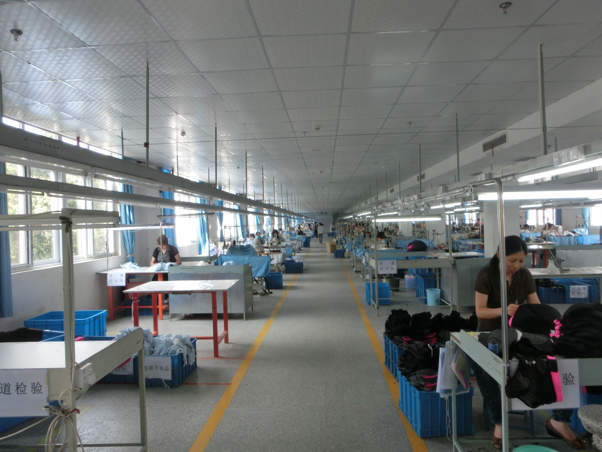 品牌内衣生产基地_红色基地图片